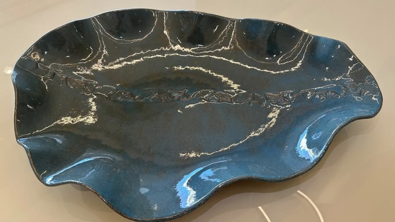 Travessa em relevo floral verde-azulado